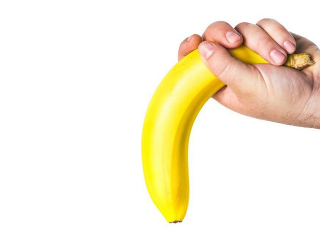 Банан в руке 