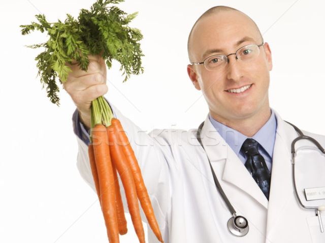 Морковь в руках врача