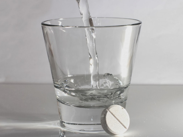 Таблетка и стакан воды