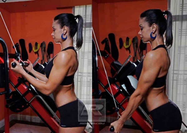 Разгибание рук с верхнего блока хватом снизу