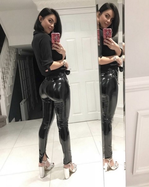 Девушки в обтягивающих штанишках из латекса и кожи