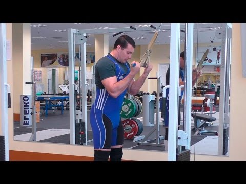 Разгибание рук с верхнего блока хватом снизу