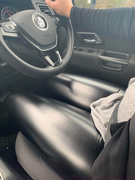 Девушки в обтягивающих штанишках из латекса и кожи