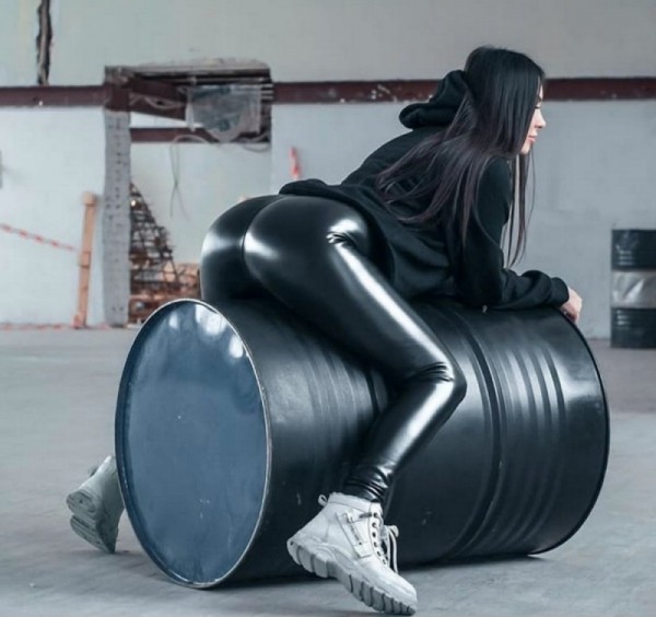 Девушки в обтягивающих штанишках из латекса и кожи