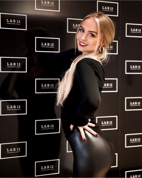 Девушки в обтягивающих штанишках из латекса и кожи